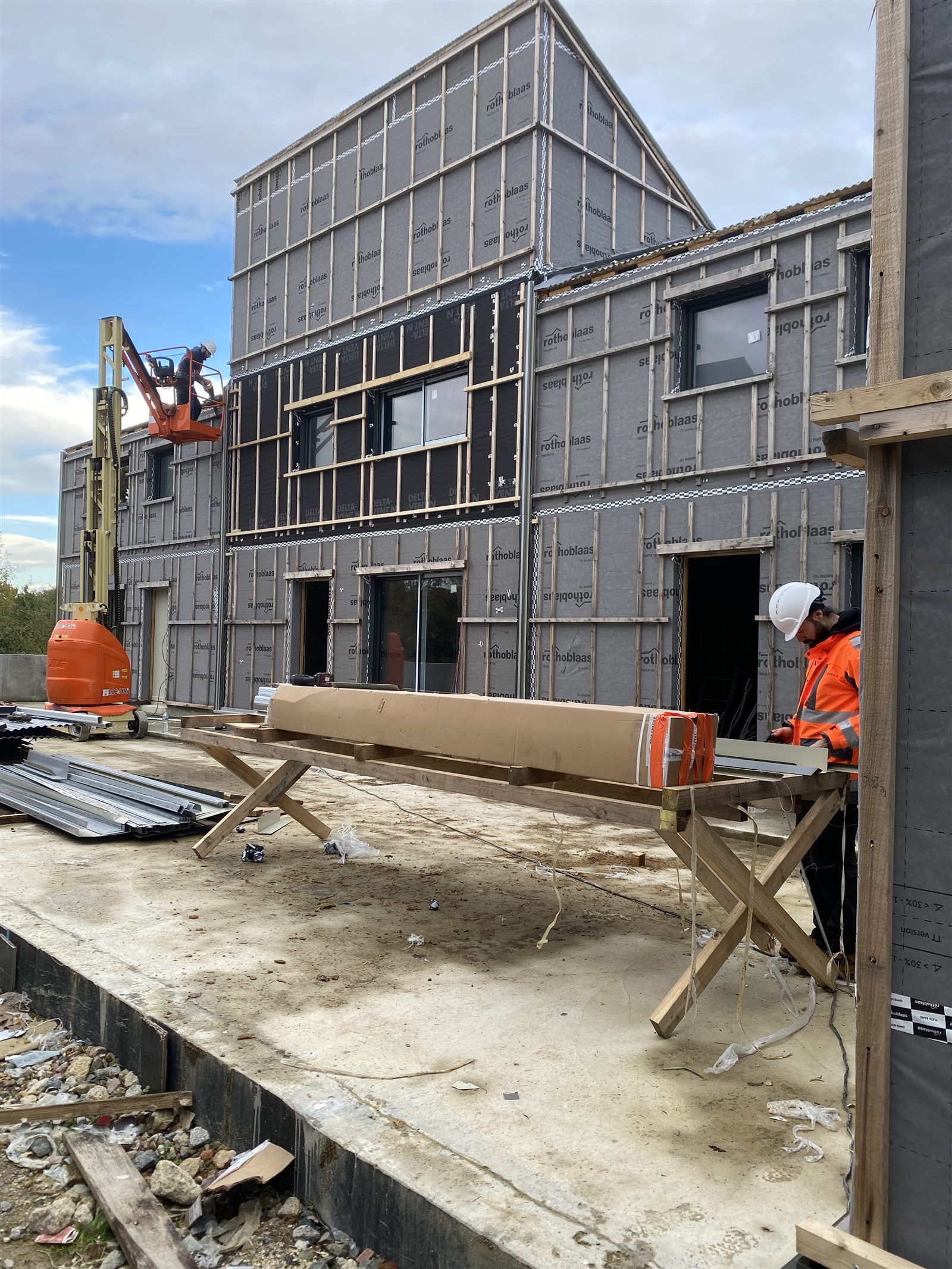 Équipe BATINONYA posant une ossature bois sur chantier